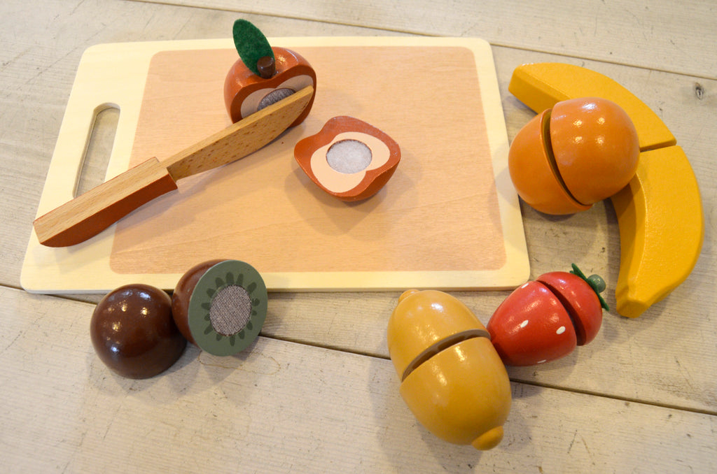 Wooden cutlery set with fruits